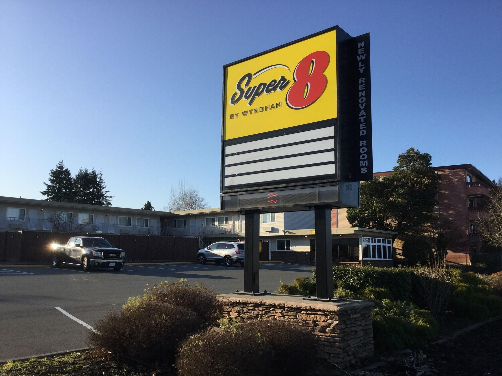 Super 8 By Wyndham Courtenay Eksteriør bilde