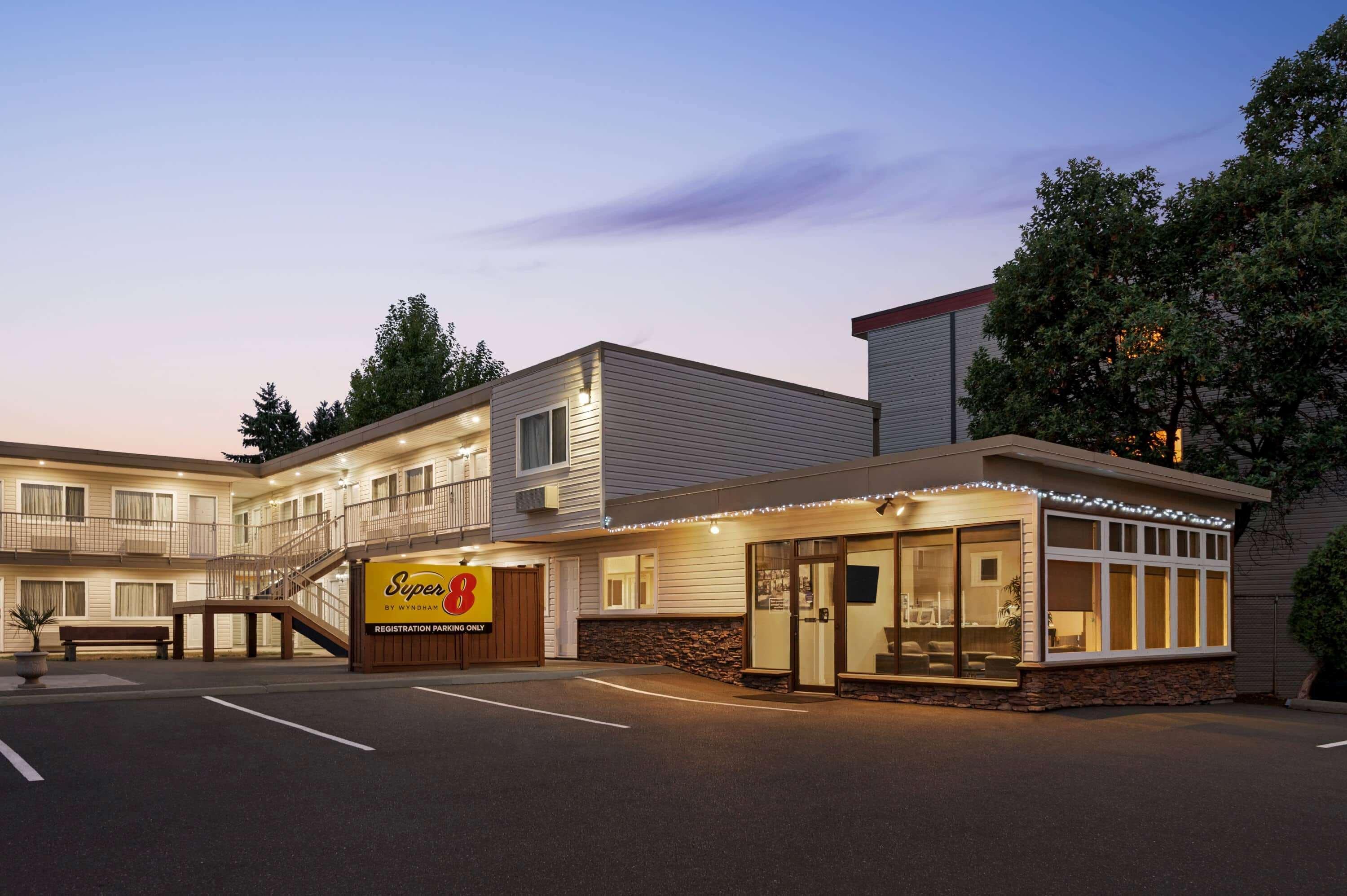 Super 8 By Wyndham Courtenay Eksteriør bilde
